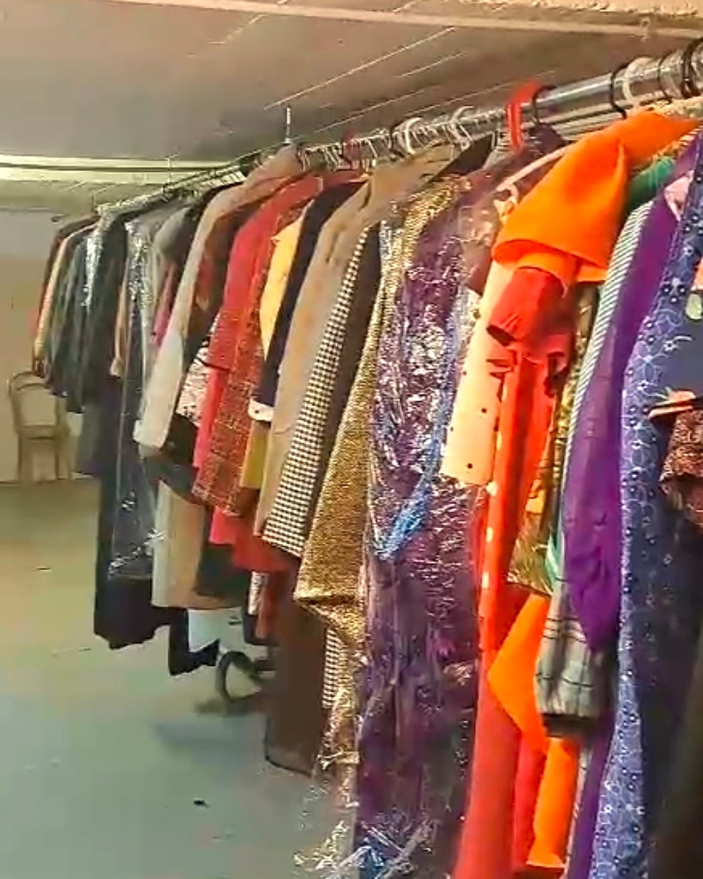 🪡 Au Grime, les costumes occupent une place essentielle dans nos spectacles. 🧶 Derrière chaque tenue, il y a un travail minutieux de notre costumière qui veille à leur entretien et à leur longévité. 🧵 Prendre soin des costumes, c’est d’abord faire attention aux conditions de stockage : éviter l’humidité, s’assurer que chaque habit est correctement rangé, suspendu, protégé. Un soin constant qui permet aux costumes de traverser les années et les spectacles. 👕 Le Grime possède une grande variété de costumes, de toutes tailles et de tous styles permettant d’offrir, d’un spectacle à l’autre, un large choix à nos comédiens. 🪡 La costumière collabore étroitement avec le metteur en scène. Elle conseille, oriente et veille à ce que chaque costume soit en accord avec le thème de la pièce, cohérent entre eux et confortable pour les comédiens.nes. 💕 #theatre #costumes #VieDeTroupe #Coulisses #PassionThéâtre #costumiere